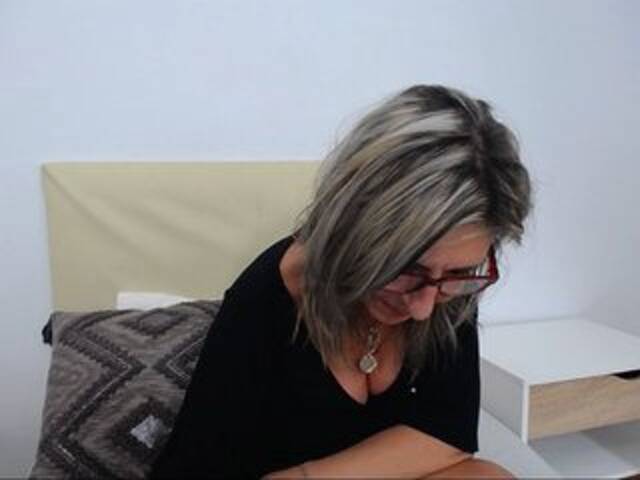 Емитувани слики од екранот MatureMerryxx