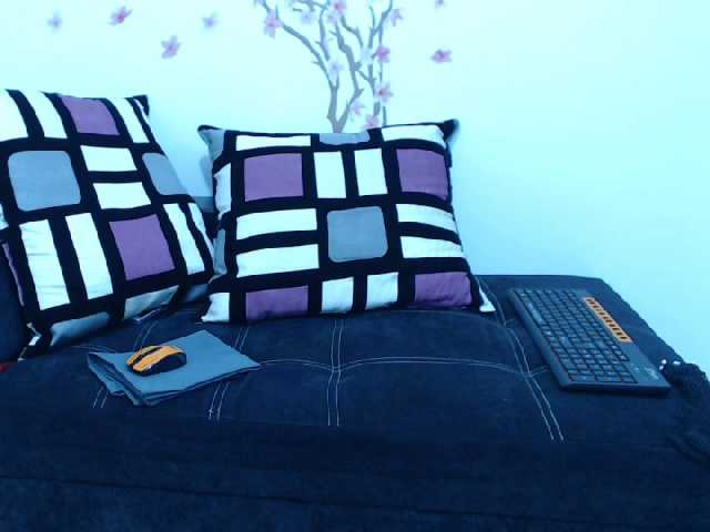 Емитувани слики од екранот Mia-Stone