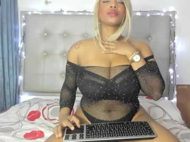 Емитувани слики од екранот MiaBigBoobs