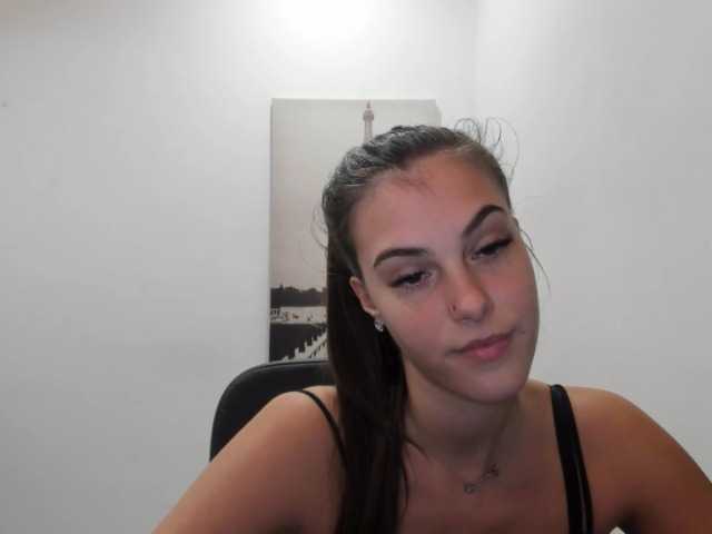 Емитувани слики од екранот MiaKhalid