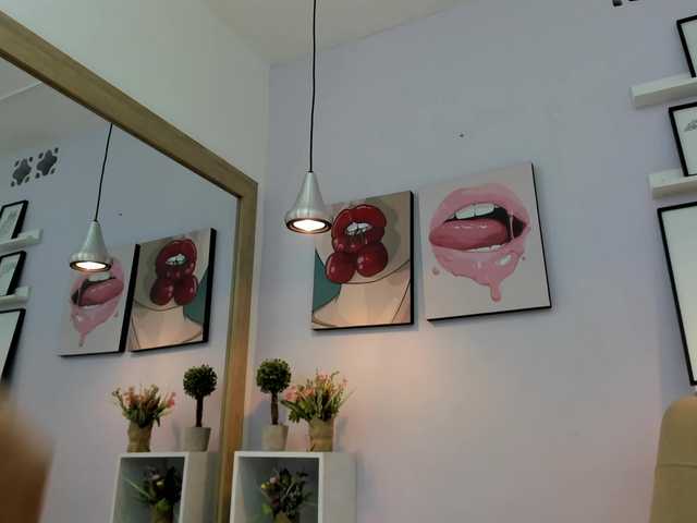 Емитувани слики од екранот MidnightDoll