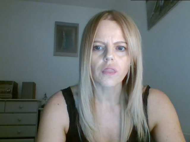 Фотографии MilfSusanna If you wanna play, join me up in pvt and lets;) i love to dance;) and play...