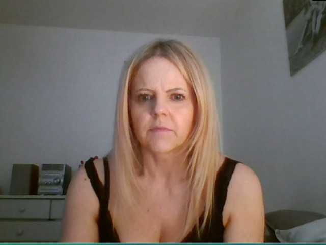 Фотографии MilfSusanna If you wanna play, join me up in pvt and lets;)i love to dance;) and play...