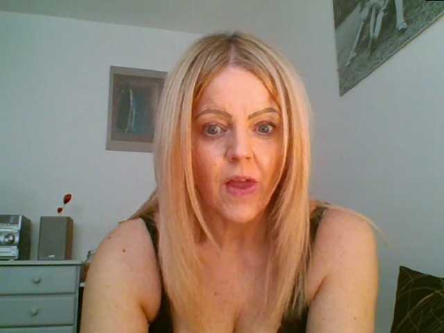 Фотографии MilfSusanna If you wanna play, join me up in pvt and lets;)i love to dance;) and play...