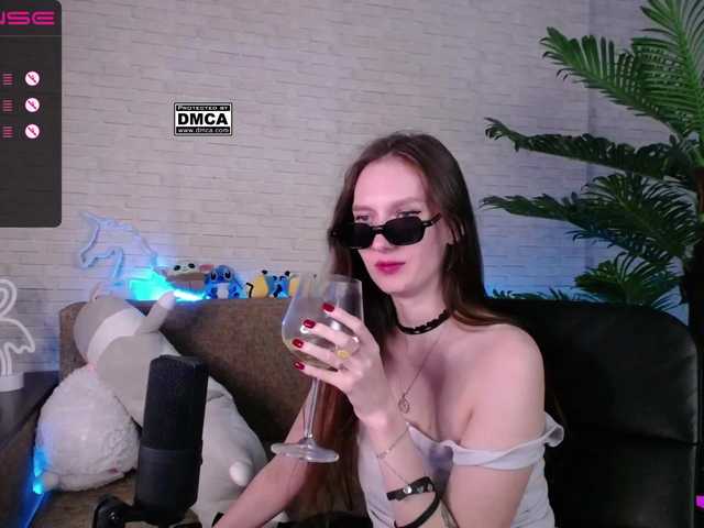 Емитувани слики од екранот RumGirl