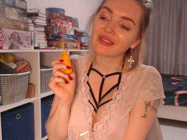 Емитувани слики од екранот MyMilfAnnette