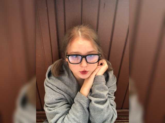 Емитувани слики од екранот MollyFranchi