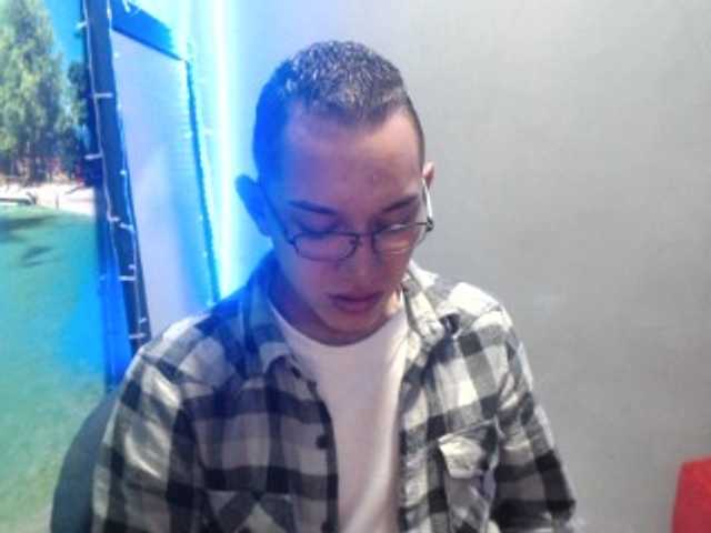 Емитувани слики од екранот MommysPervers