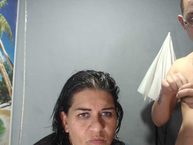 Емитувани слики од екранот MommysPervers