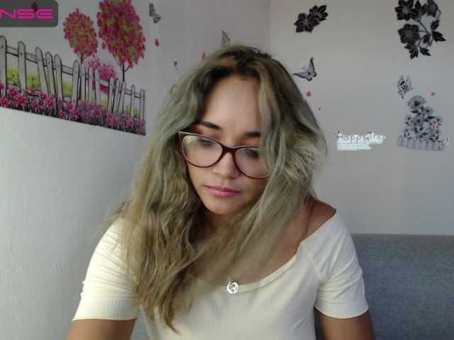 Емитувани слики од екранот monica-squirt