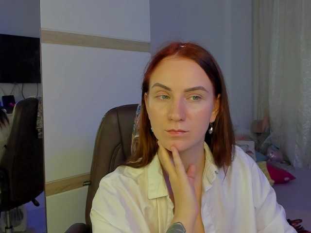 Емитувани слики од екранот MonicaHoney