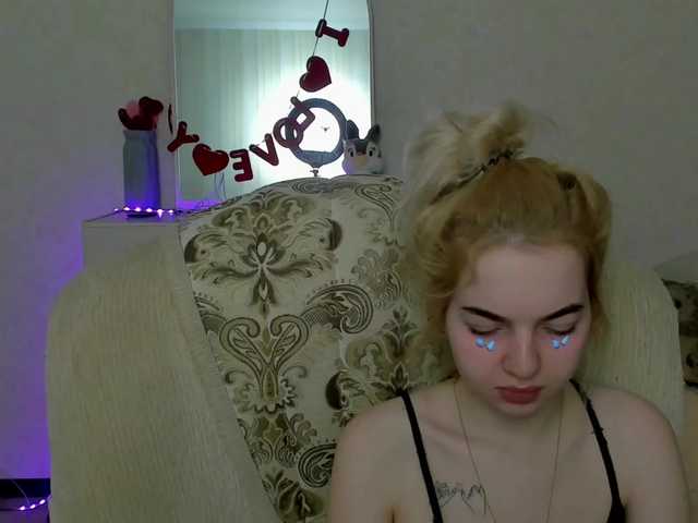 Емитувани слики од екранот MonikaMoon