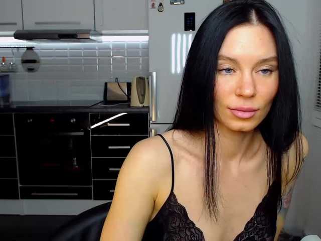 Емитувани слики од екранот MsLatikaX