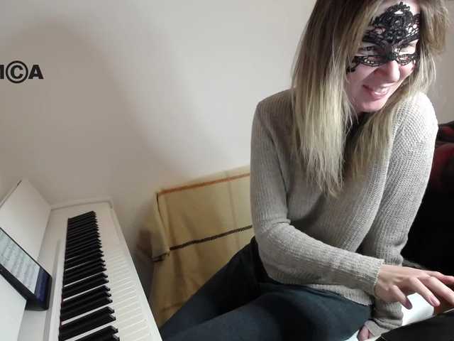 Емитувани слики од екранот PianoGirl