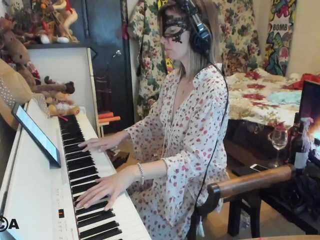 Емитувани слики од екранот PianoGirl