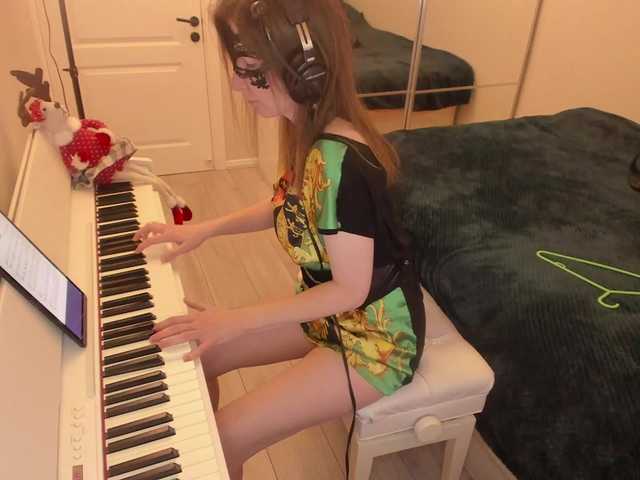 Емитувани слики од екранот PianoGirl