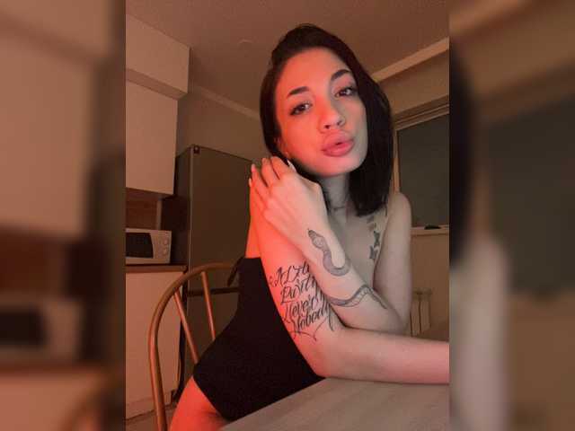 Емитувани слики од екранот KiraCave