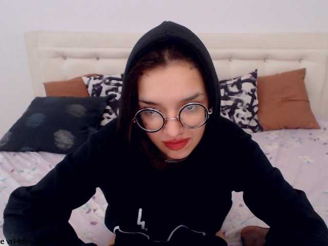 Емитувани слики од екранот NessaBarett1