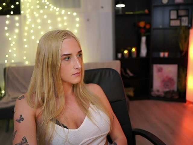 Фотографии NicoletteShea01 Still new here, come and taste my juicy titties :)