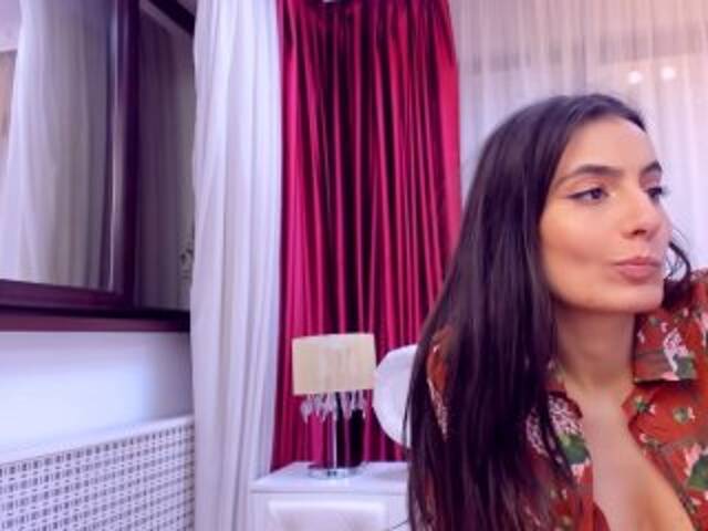 Емитувани слики од екранот NinaCrystal