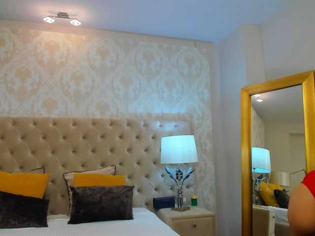 Емитувани слики од екранот NinaCrystal