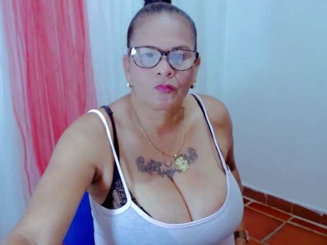 Емитувани слики од екранот NinaXMilf