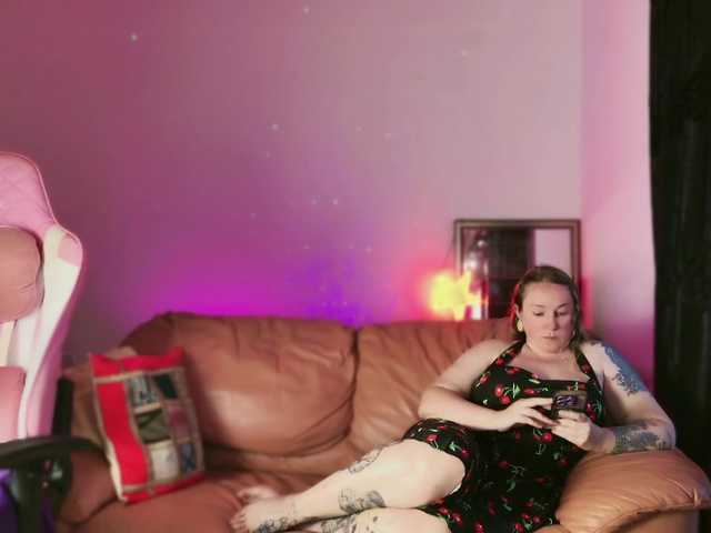 Емитувани слики од екранот NylonQueen