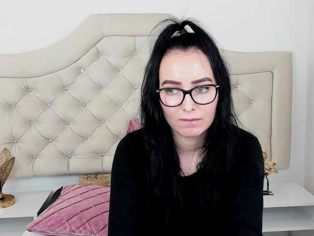 Емитувани слики од екранот OliviaDiamond