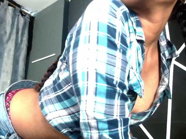 Емитувани слики од екранот PetiteEbonyx