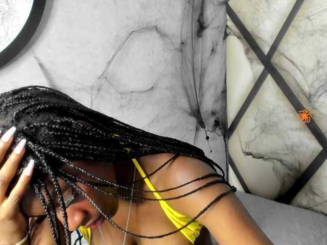 Емитувани слики од екранот Queen-01