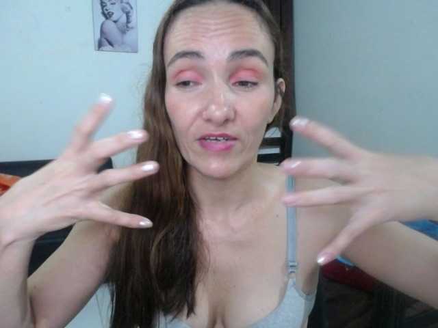 Емитувани слики од екранот Queenisabella