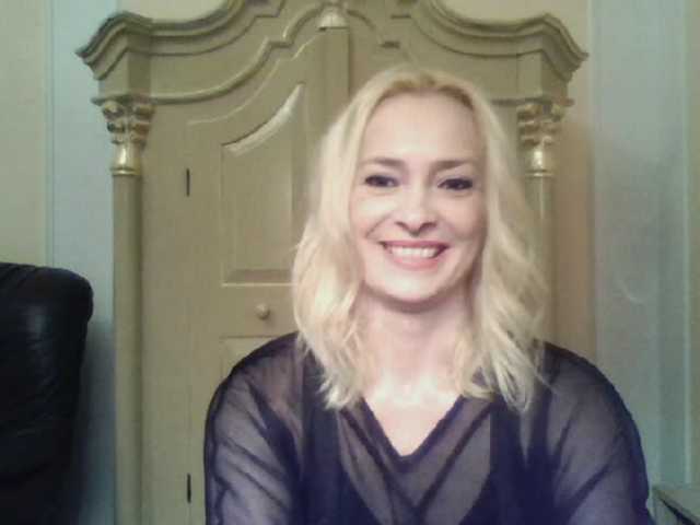 Емитувани слики од екранот QueenofBerlin