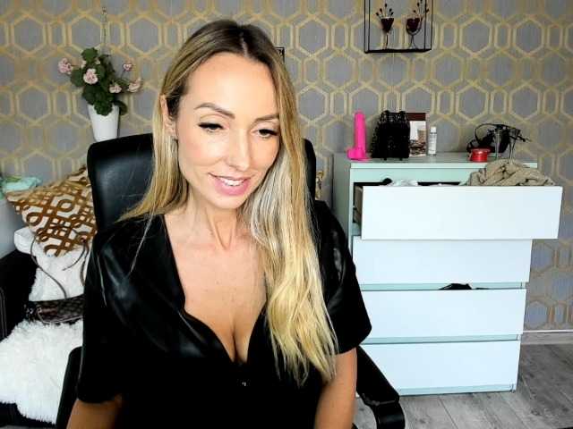 Емитувани слики од екранот rikaBlondine