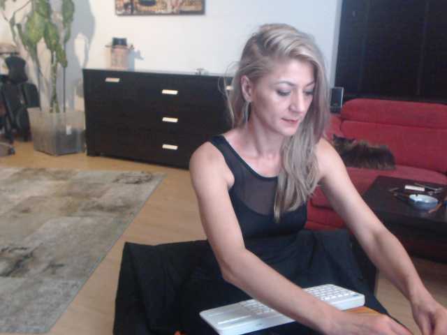 Емитувани слики од екранот RompingGodess