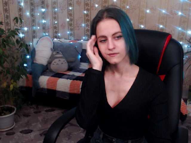 Емитувани слики од екранот RosalynHelsin