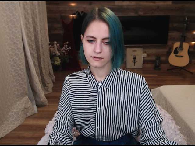 Емитувани слики од екранот RosalynHelsin