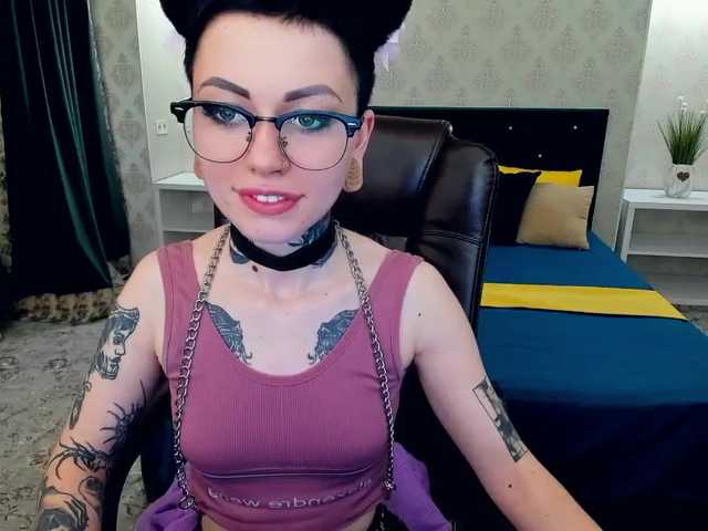 Емитувани слики од екранот RoseeMonroe