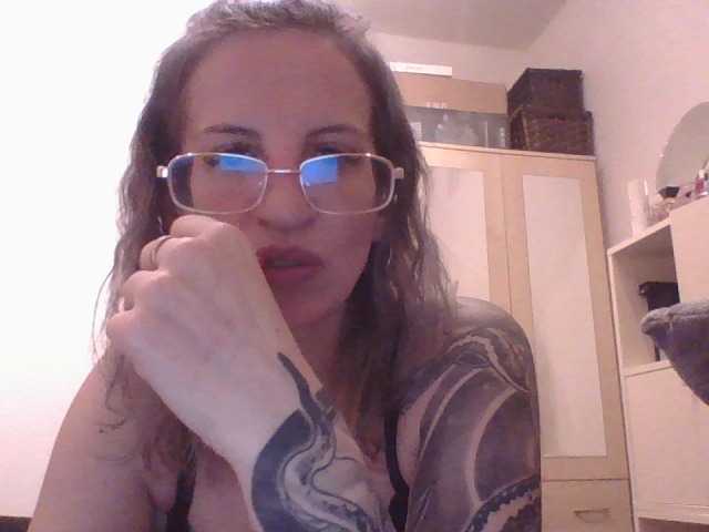 Емитувани слики од екранот Rosymara