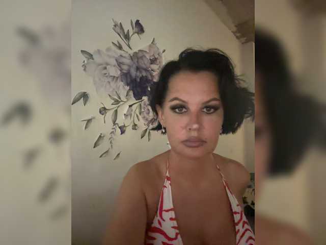 Емитувани слики од екранот RoyalBreasts