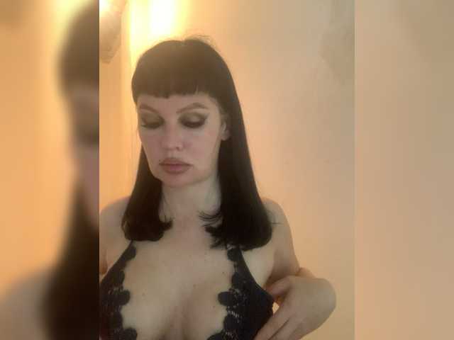 Емитувани слики од екранот RoyalBreasts