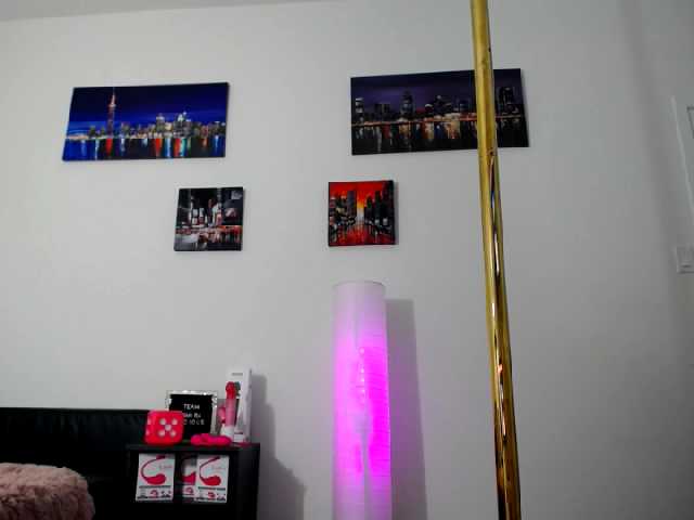 Емитувани слики од екранот SamiraLicious