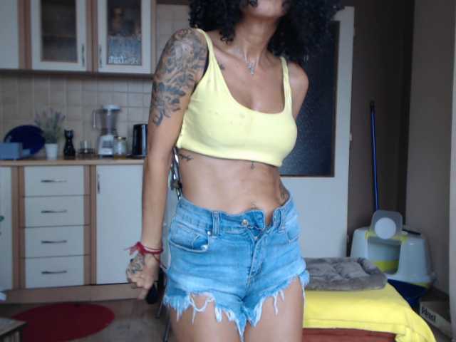 Емитувани слики од екранот SexiBelle