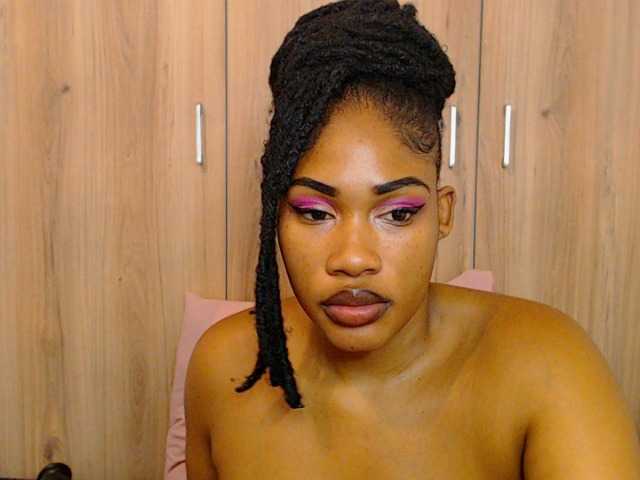 Емитувани слики од екранот SexyJuicyLips
