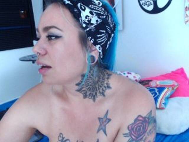 Емитувани слики од екранот skyviolet