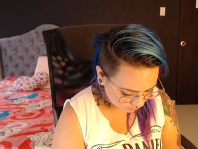 Емитувани слики од екранот skyviolet