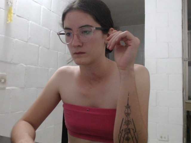 Фотографии SophiaHydes play and spit tits, naked all my little body for 10min #pettite #hot #18 #cumforme