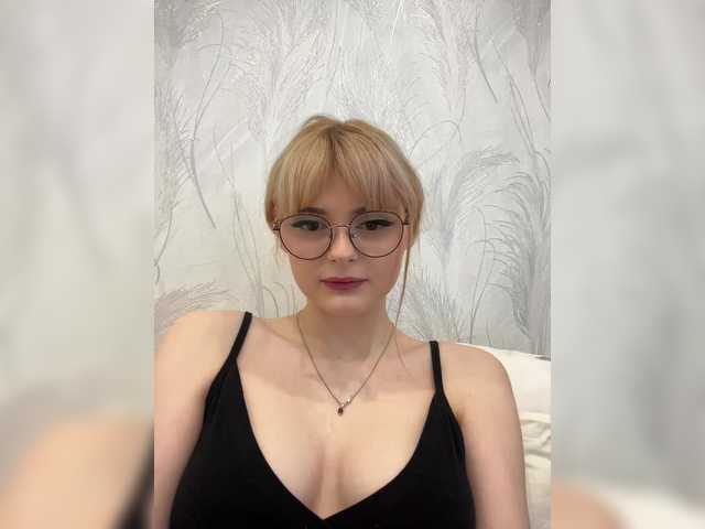 Емитувани слики од екранот Sophie-doll