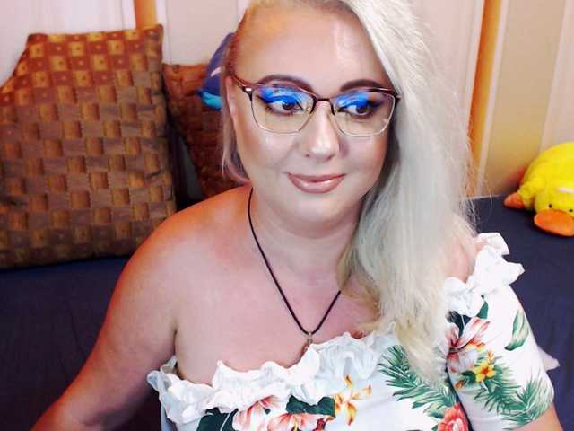Емитувани слики од екранот SquirtinLeona