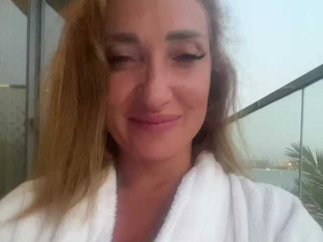 Емитувани слики од екранот Miss_Stella