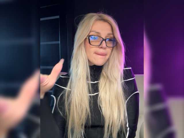 Емитувани слики од екранот CyberWhore111